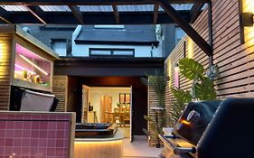 Stylish City Centre Hideaway & Private Hot Tub